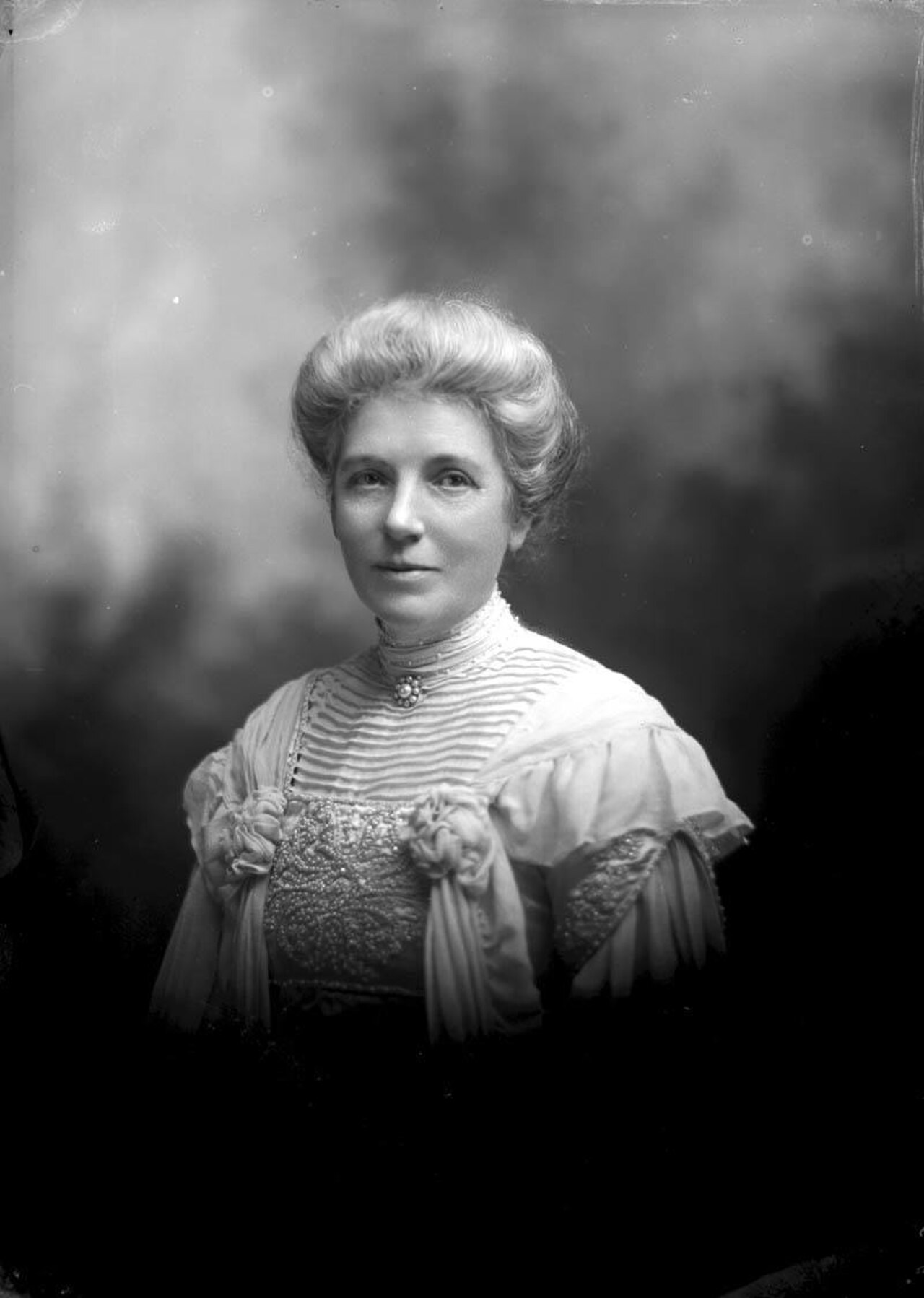 Portret Kate Sheppard — czarno-biała fotografia z końca dziewiętnastego wieku