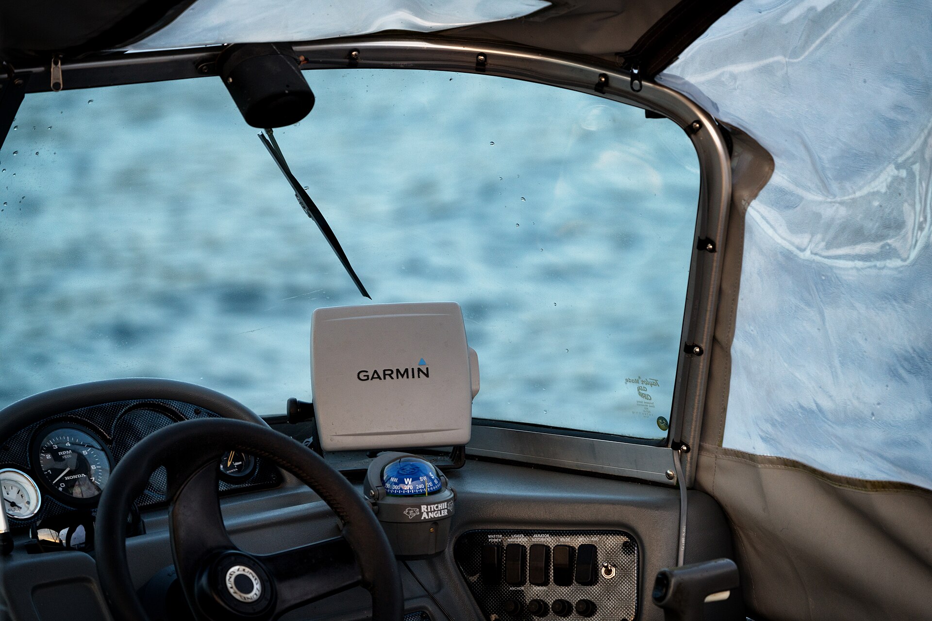 Nawigacja GPS na jachcie wskazująca trasę na wodzie