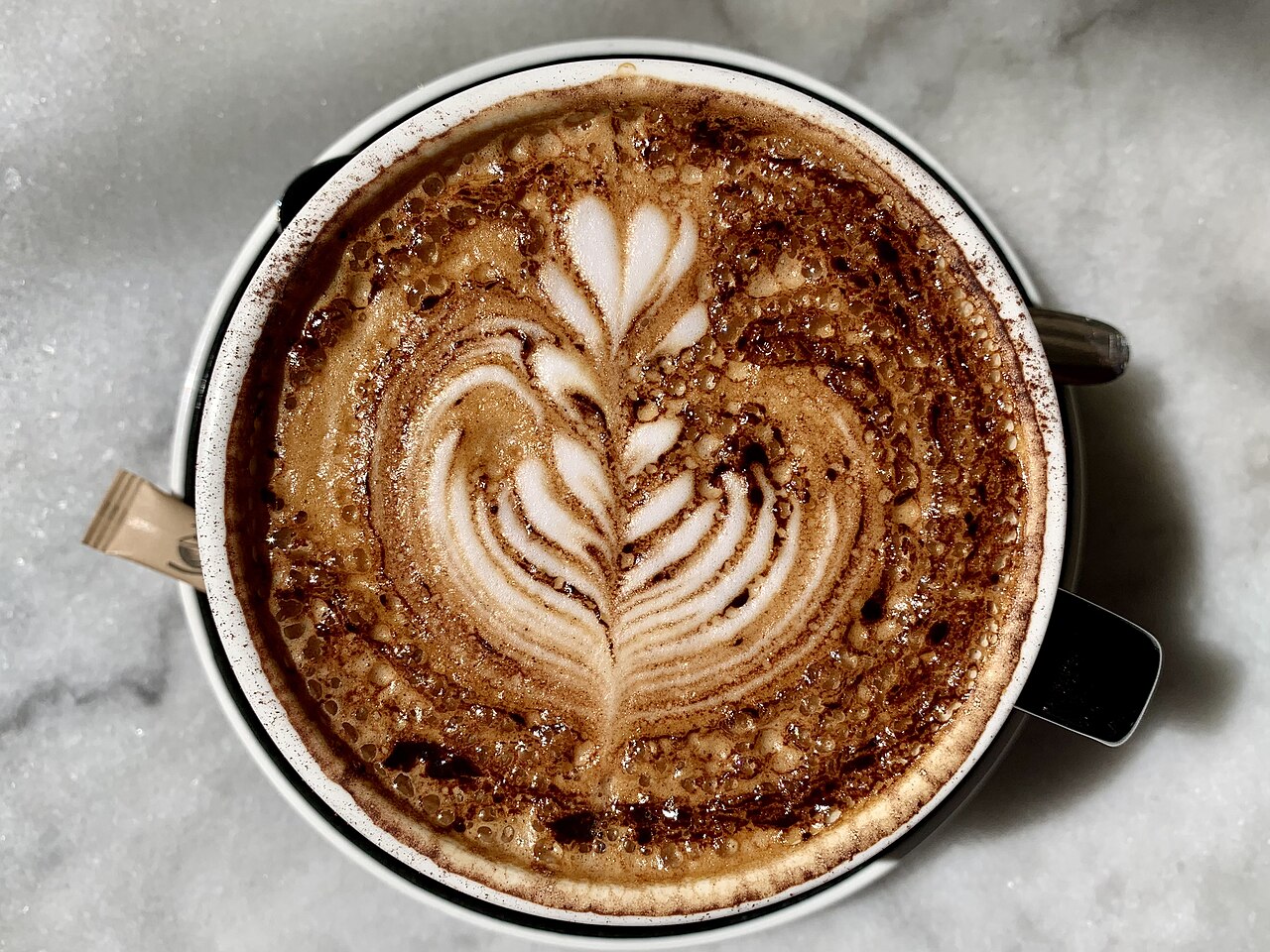Kawa cappuccino z rysunkiem wykonanym techniką latte art