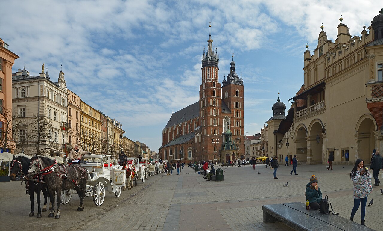 Dorożki na Rynku Głównym w Krakowie, tło dla festiwalowych wydarzeń plenerowych