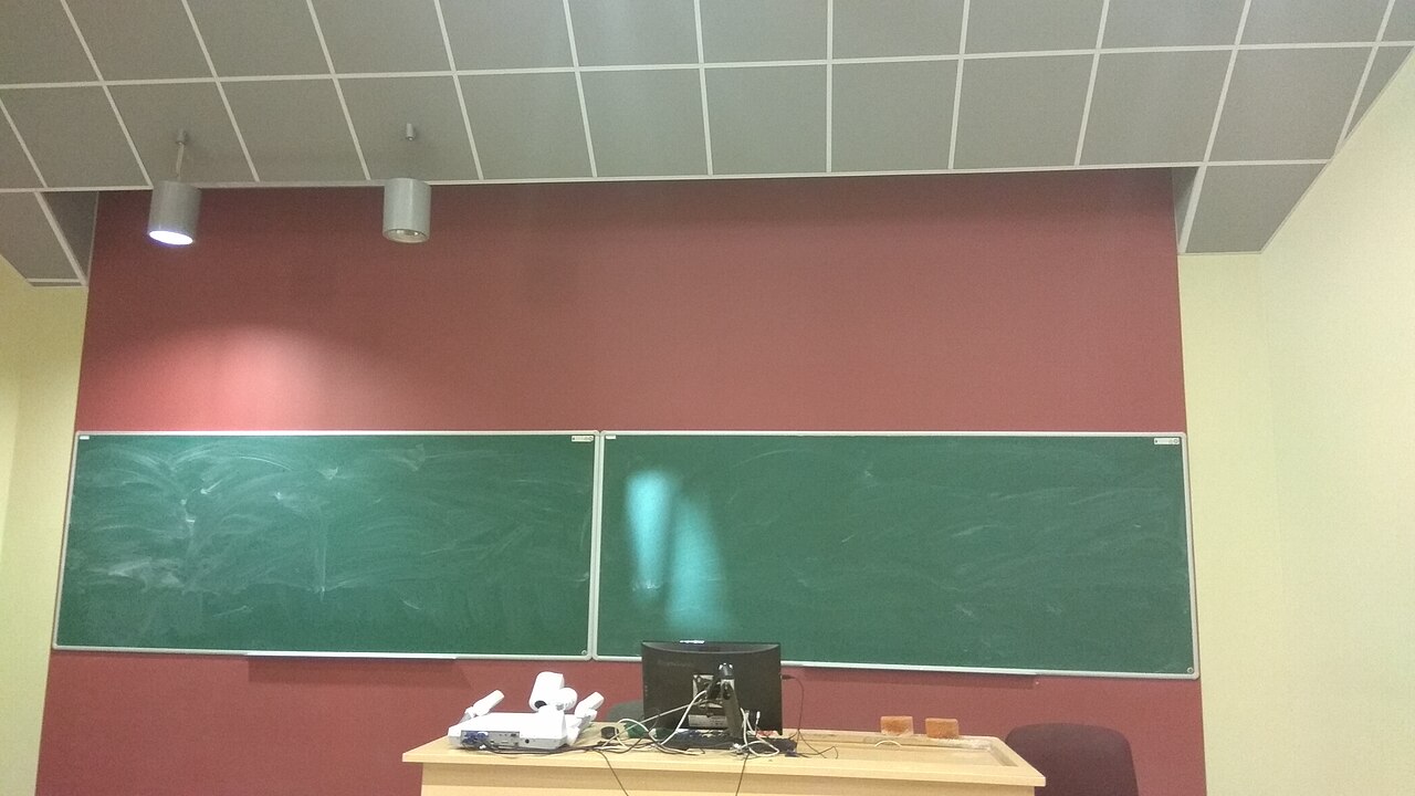 Gmach Politechniki Warszawskiej z dziedzińcem i zabytkową fasadą