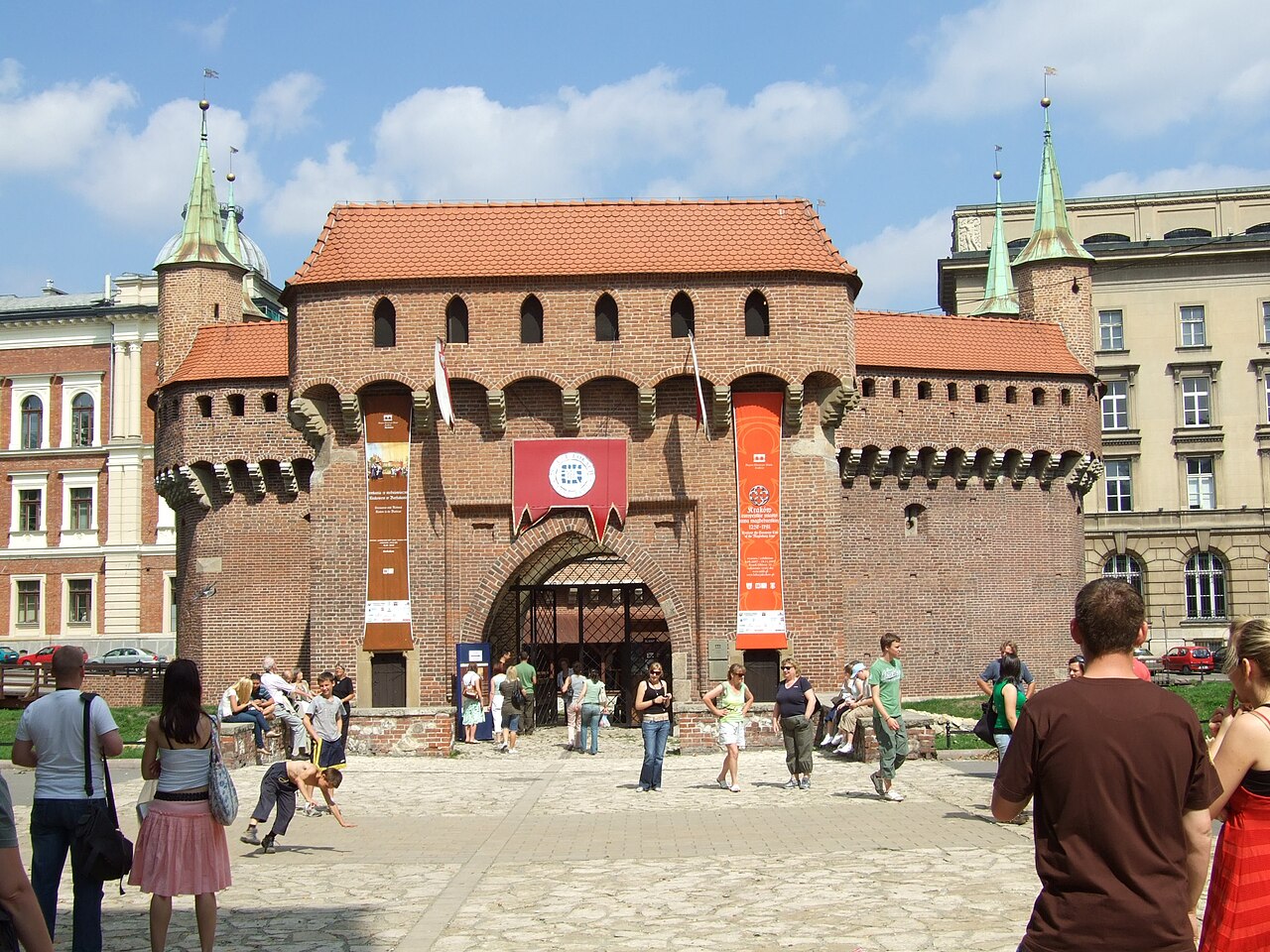 Barbakan w Krakowie — fragment średniowiecznych murów obronnych ocalony decyzją Senatu z 13 stycznia 1817 roku