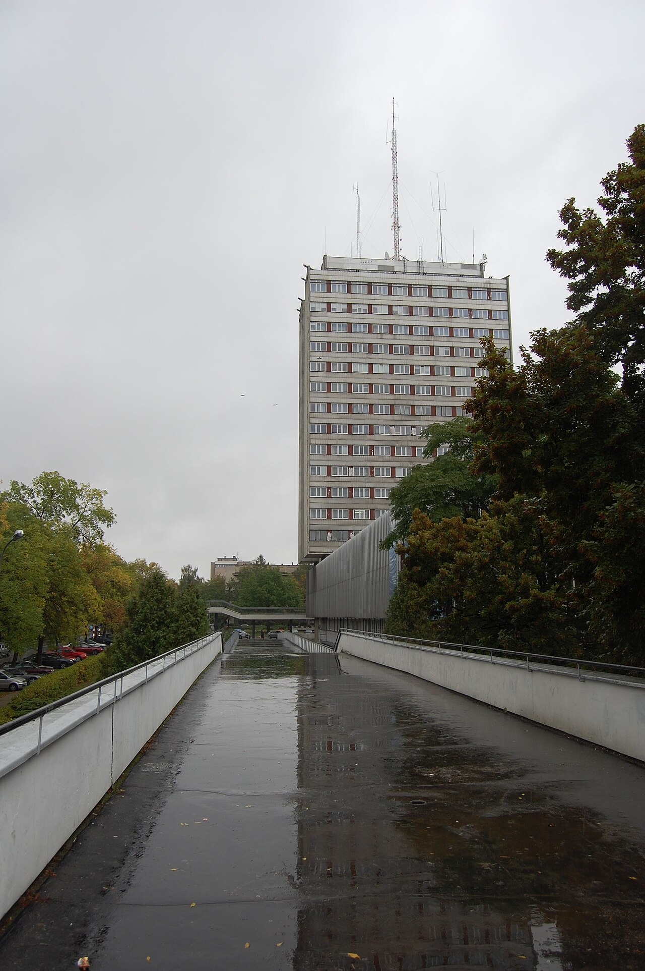 Budynek rektoratu UMCS w Lublinie z kładką i dziedzińcem