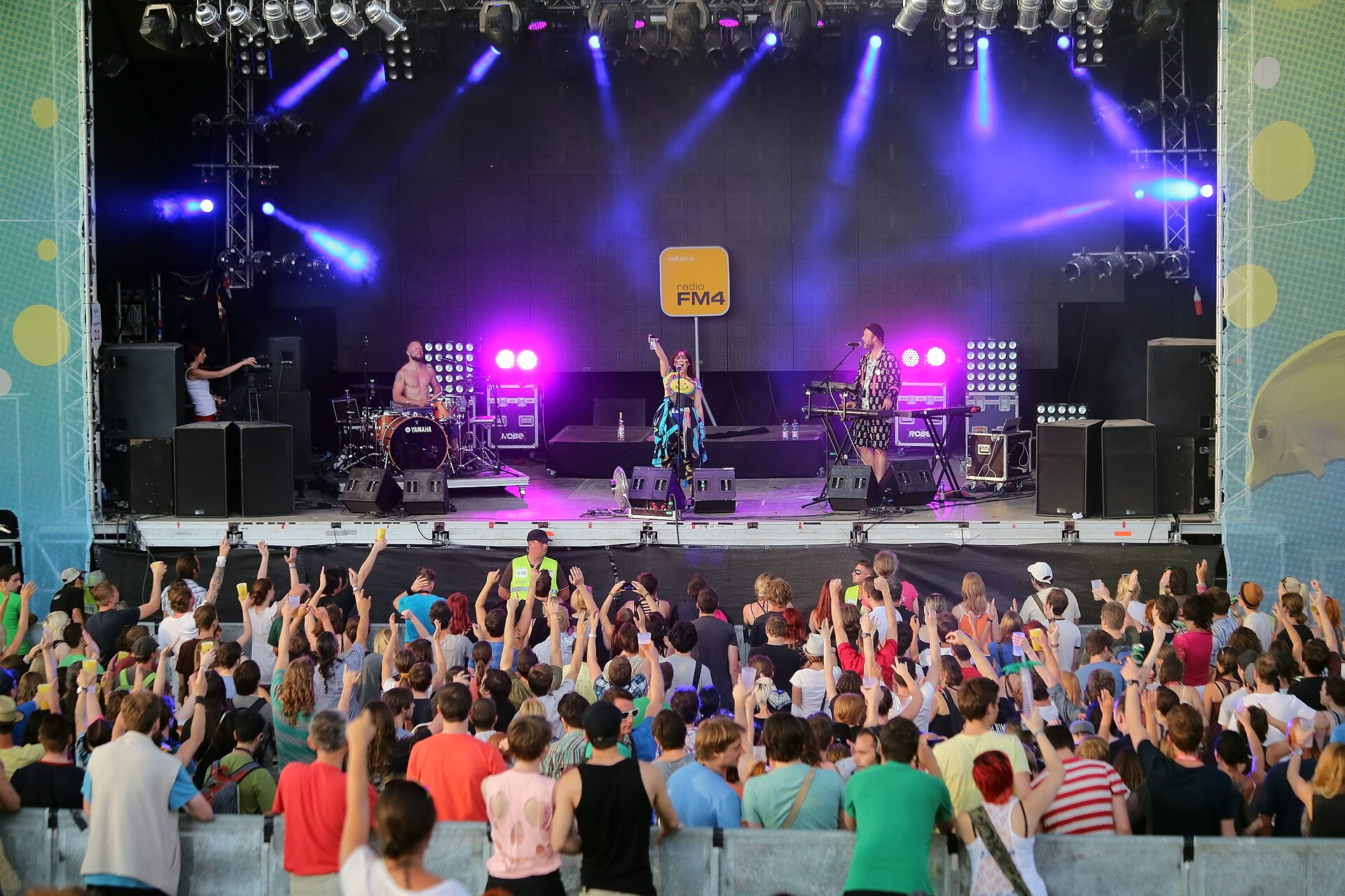 Tłum słuchający koncertu na Donauinselfest w Wiedniu