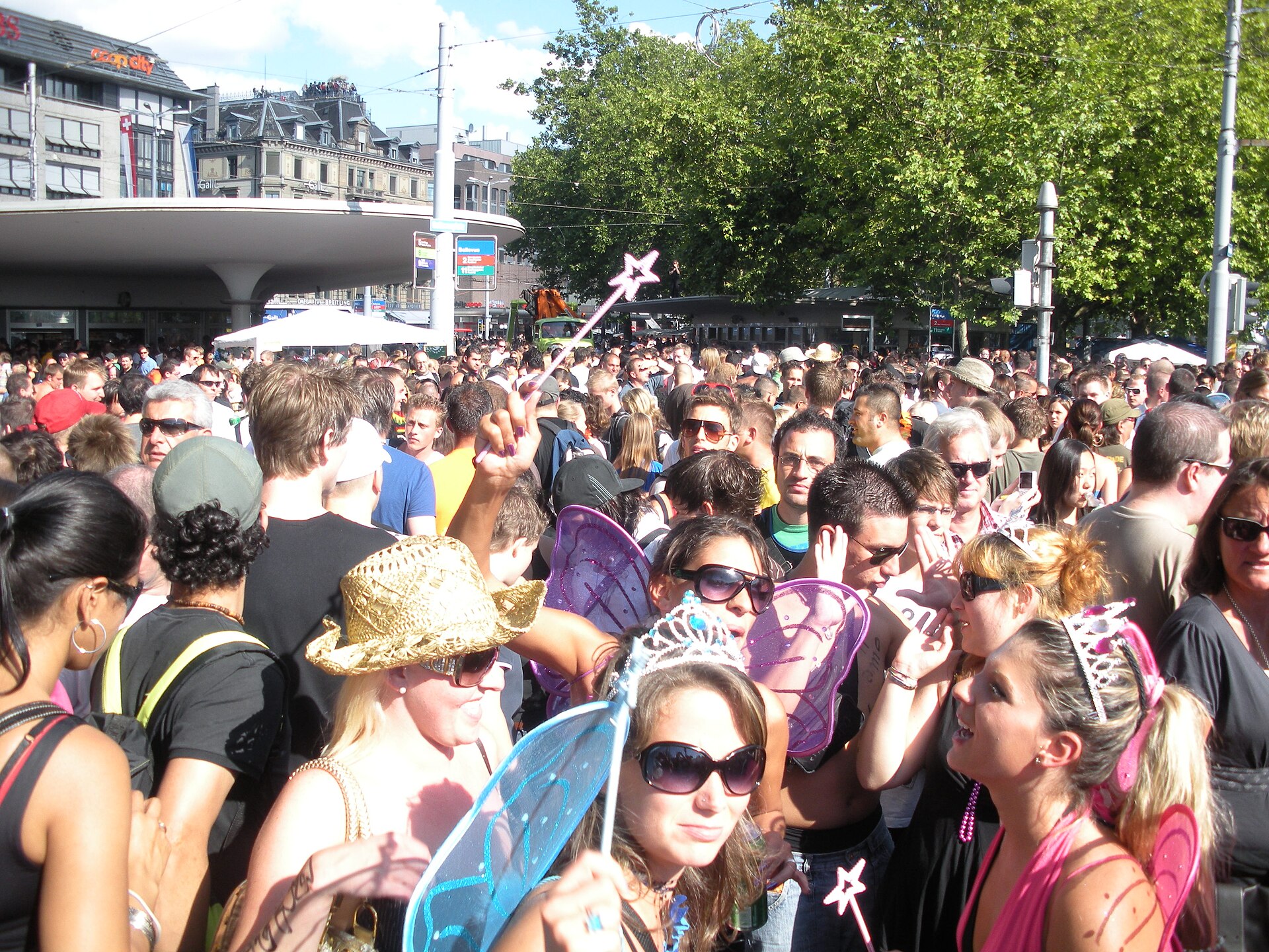 Tłum tańczący podczas Street Parade w Zurychu
