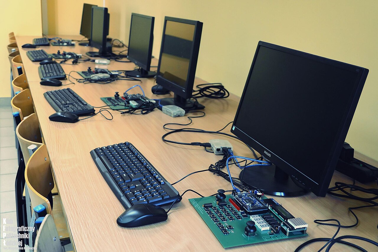 Stanowisko laboratoryjne z elektroniką podczas zajęć warsztatowych