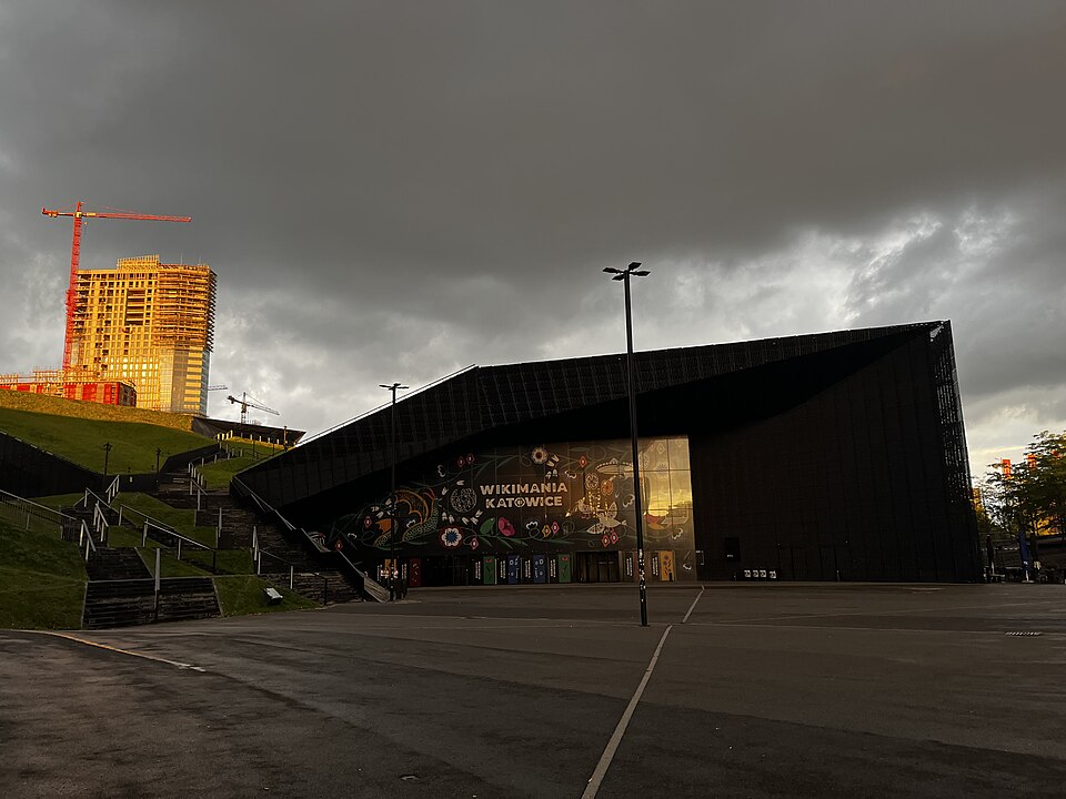 Międzynarodowe Centrum Kongresowe w Katowicach o zachodzie słońca
