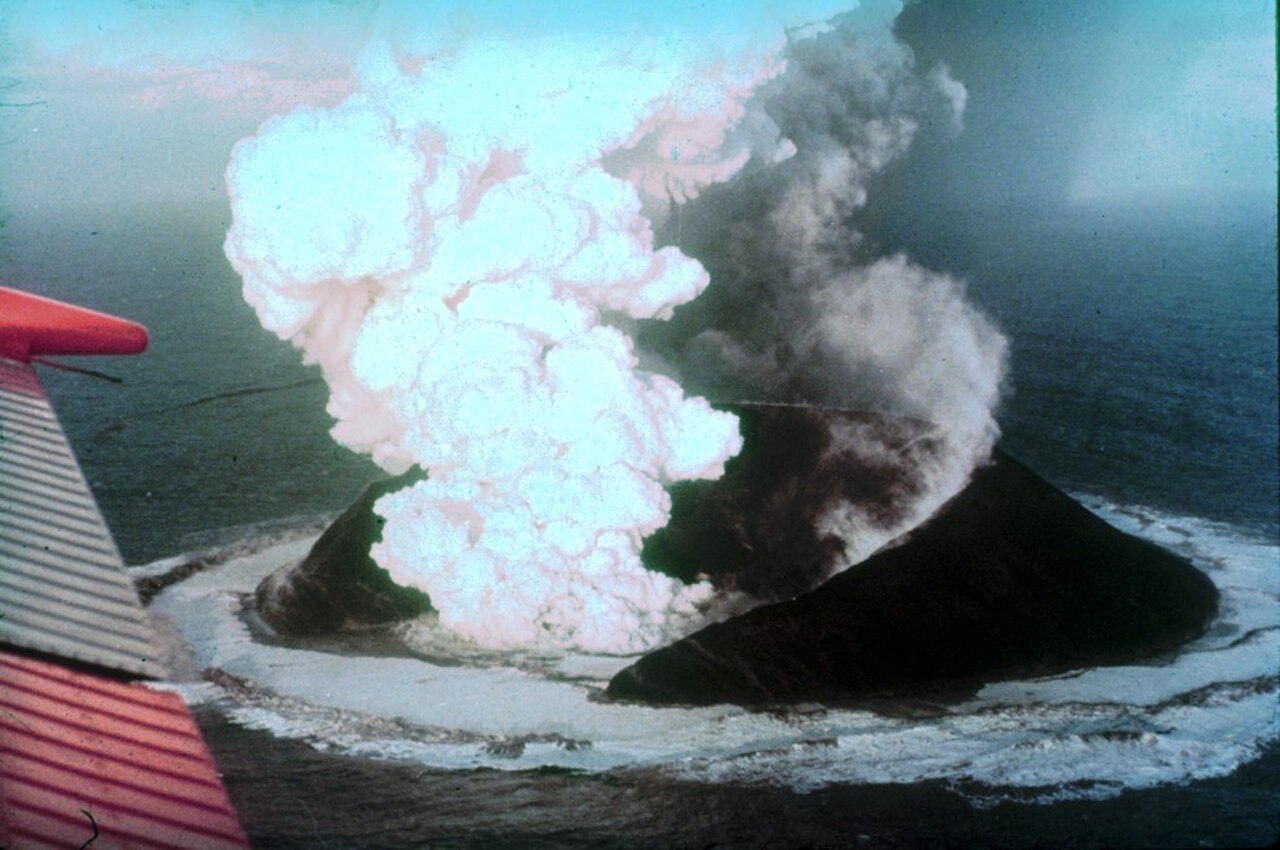 Erupcja wulkanu, która stworzyła Surtsey w 1963 roku