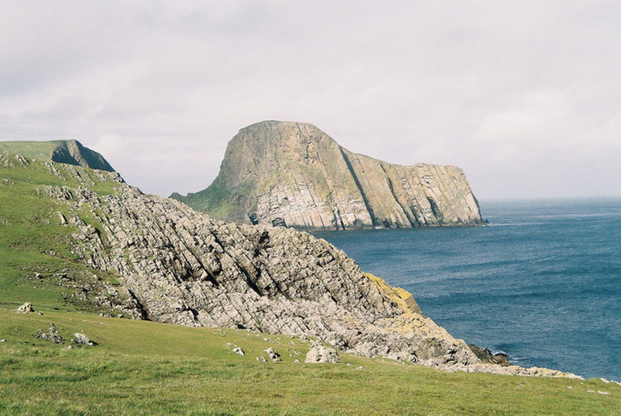 Formacja skalna Sheep Rock na wyspie Fair Isle