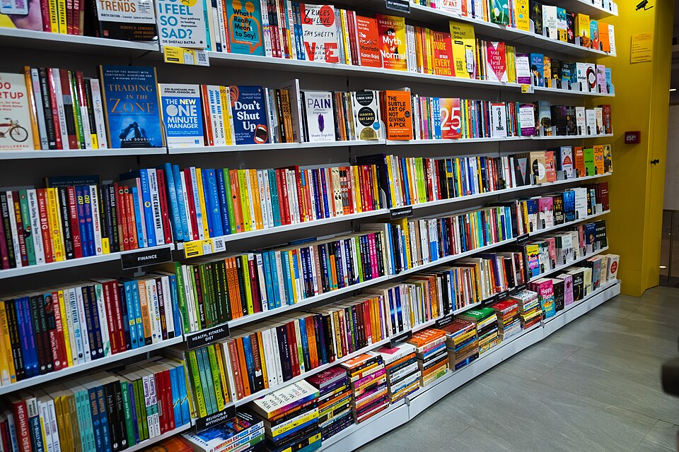 Regały pełne książek w bibliotece i księgarni