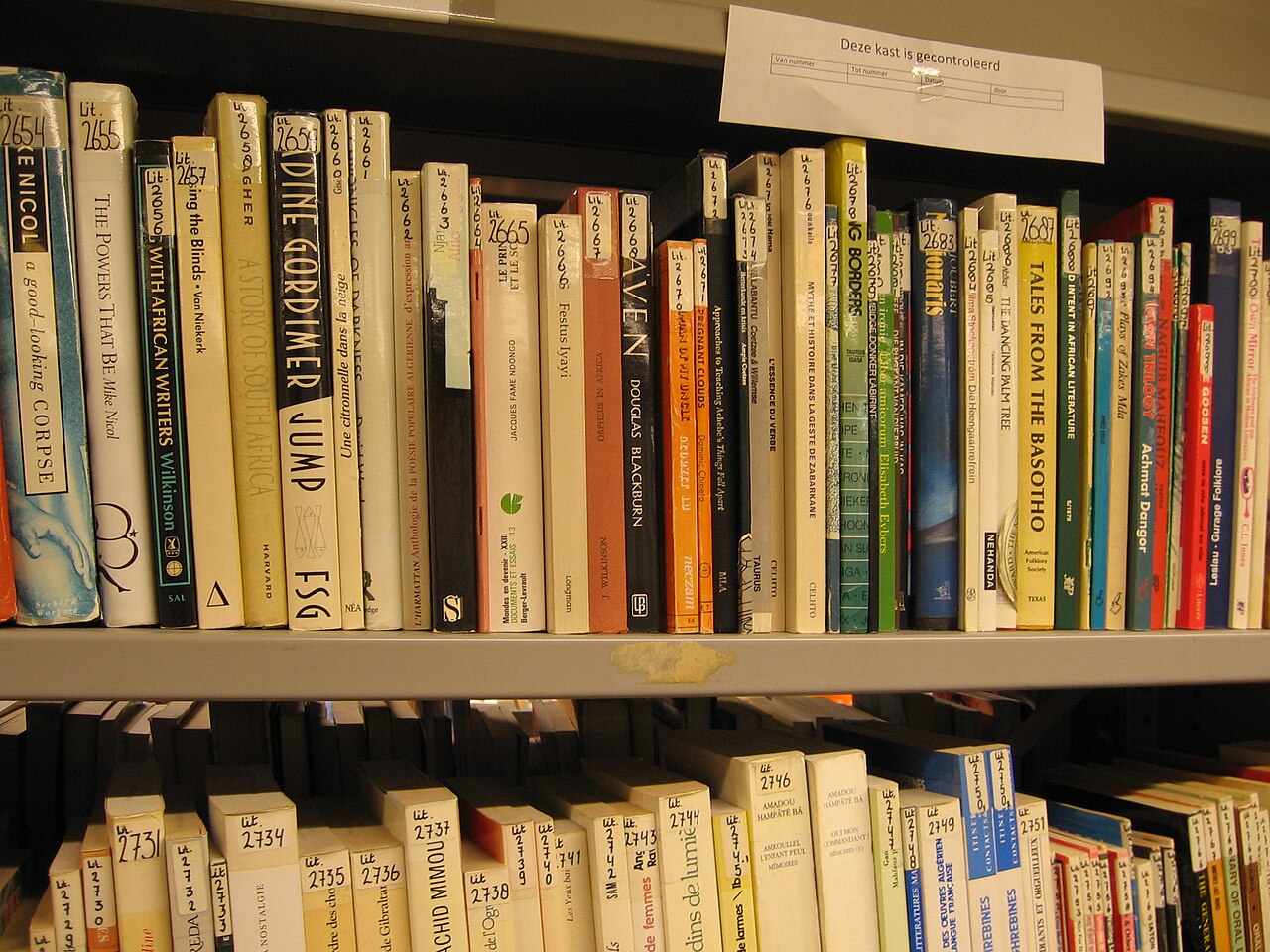 Półka z książkami w bibliotece, symbol targów książki w Warszawie