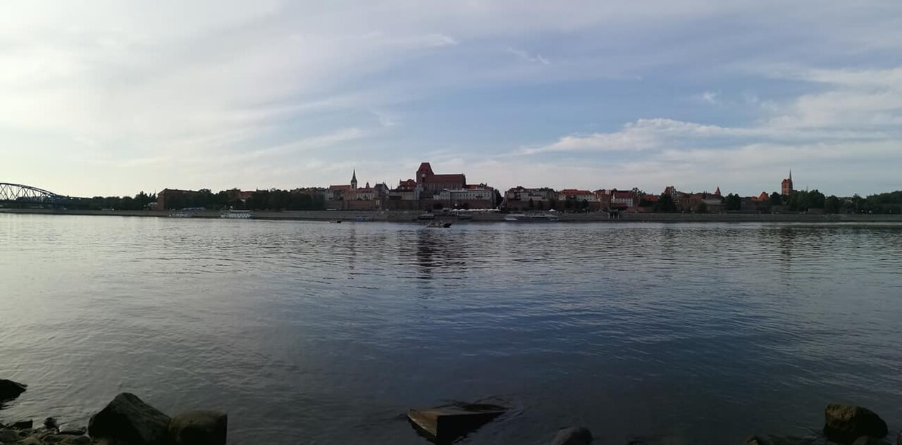 Panorama Starego Miasta w Toruniu z widokiem na zabudowę nad Wisłą