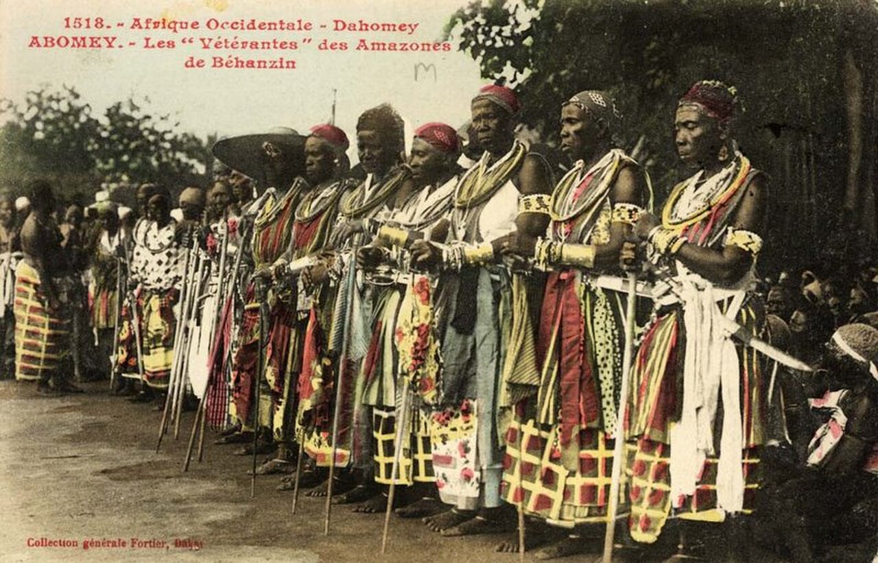 Weteranki Agojie podczas uroczystości w Abomey, 1908 rok